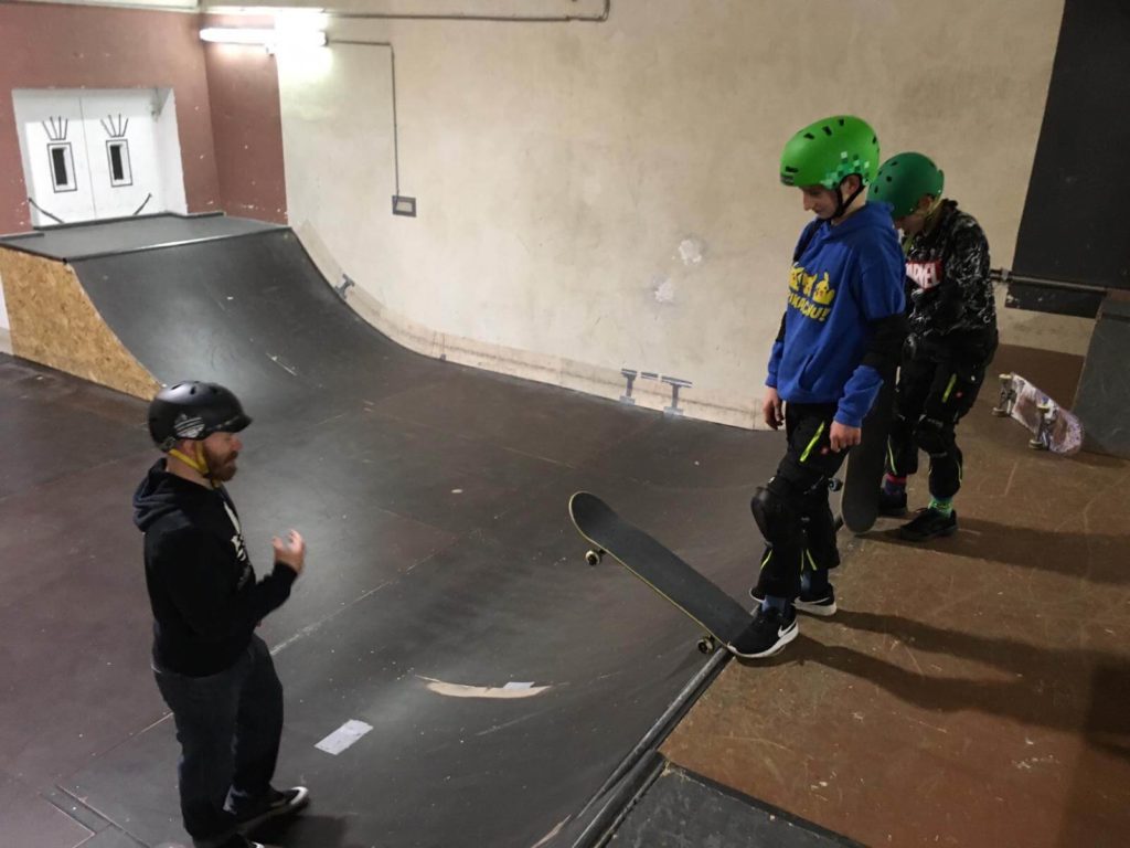 skateboarder mit helm