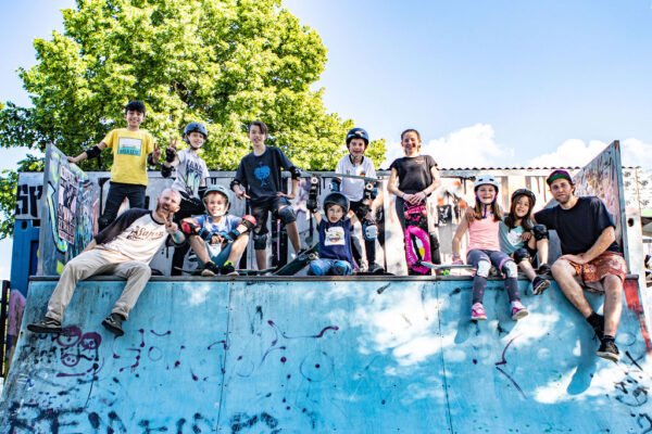 kinder mit skateboards